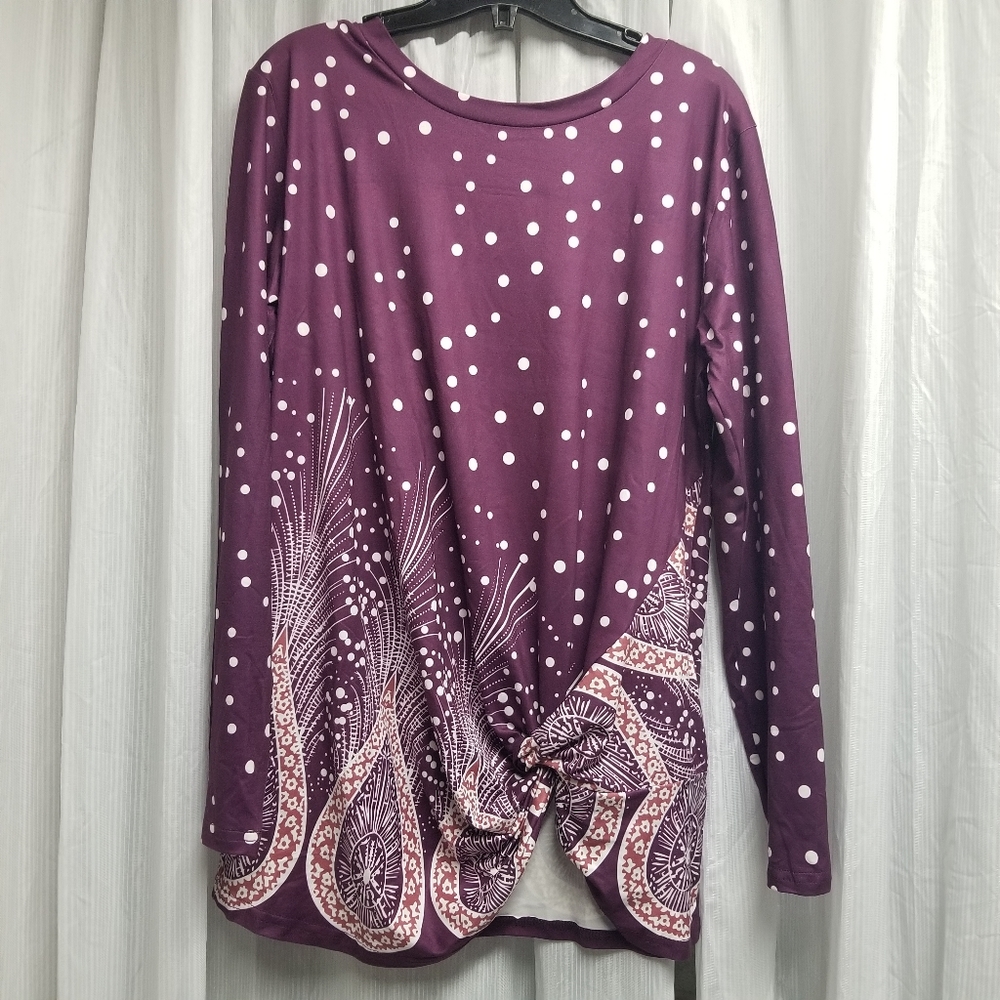 Longsleeve front left knotted.